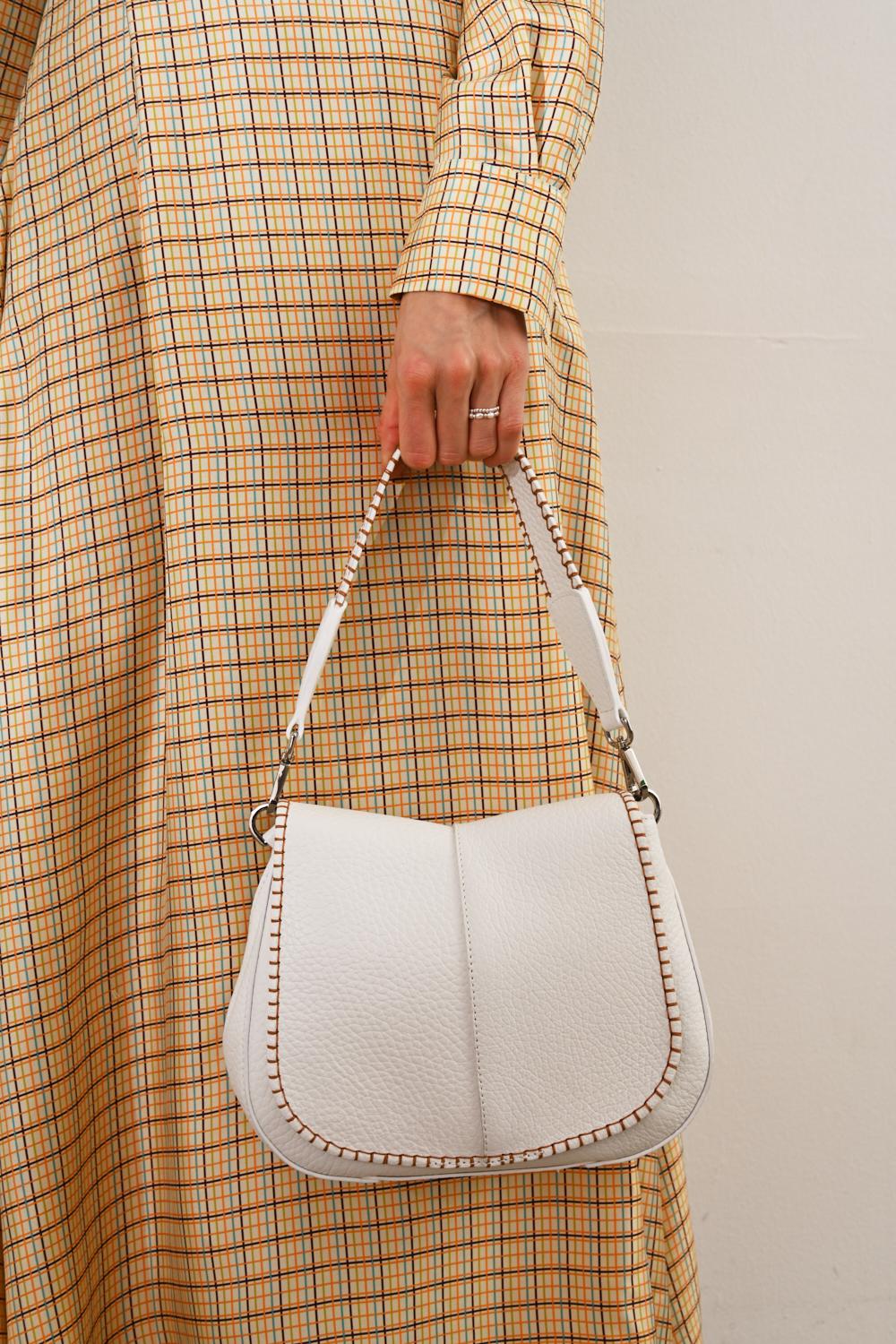 GIANNI CHIARINI Сумка Нelena Round округлой формы из фактурной кожи в белом цвете и контрастной декоративной окантовкой.