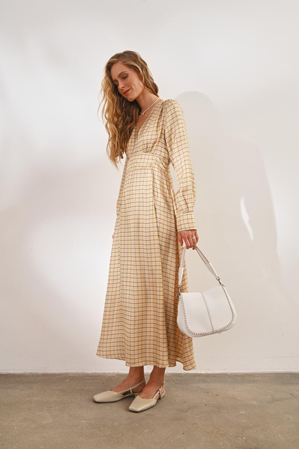 GIANNI CHIARINI Сумка Нelena Round округлой формы из фактурной кожи в белом цвете и контрастной декоративной окантовкой.