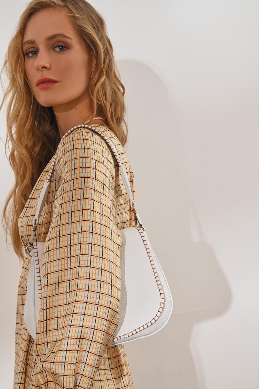 GIANNI CHIARINI Сумка Нelena Round округлой формы из фактурной кожи в белом цвете и контрастной декоративной окантовкой.