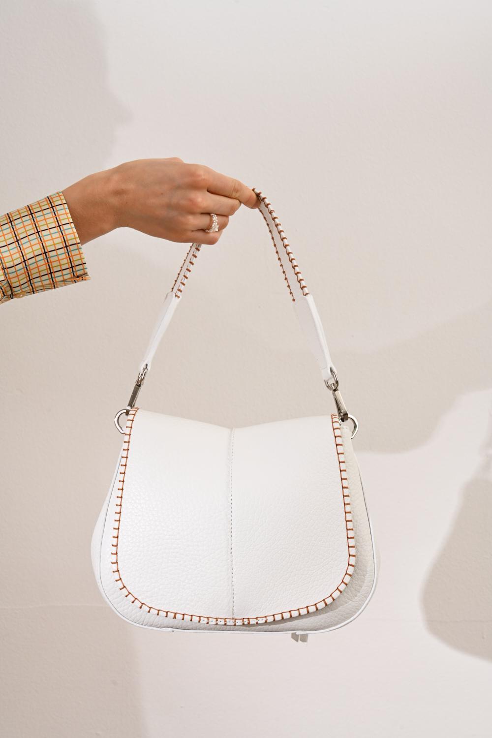 GIANNI CHIARINI Сумка Нelena Round округлой формы из фактурной кожи в белом цвете и контрастной декоративной окантовкой.