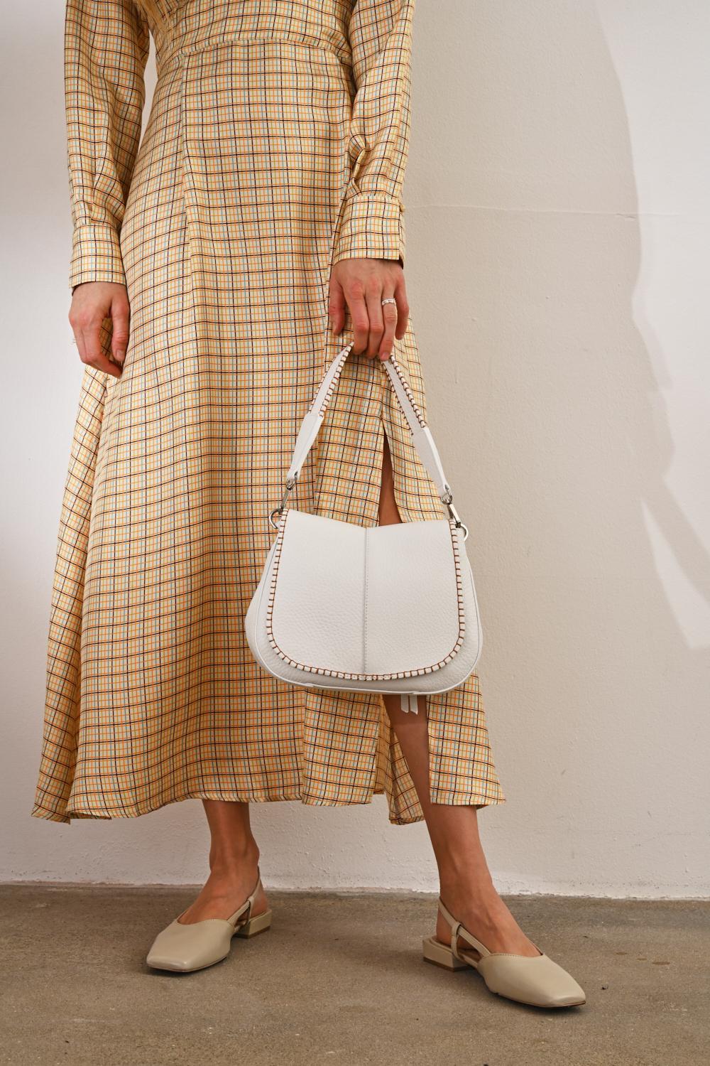 GIANNI CHIARINI Сумка Нelena Round округлой формы из фактурной кожи в белом цвете и контрастной декоративной окантовкой.