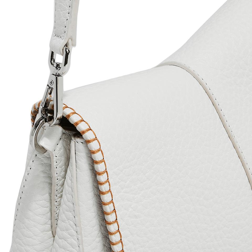 GIANNI CHIARINI Сумка Нelena Round округлой формы из фактурной кожи в белом цвете и контрастной декоративной окантовкой.