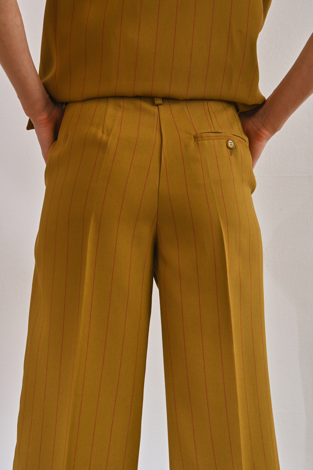 OTTOD'AME Брюки из вискозы прямого кроя с угловыми карманами оттенка горчицы