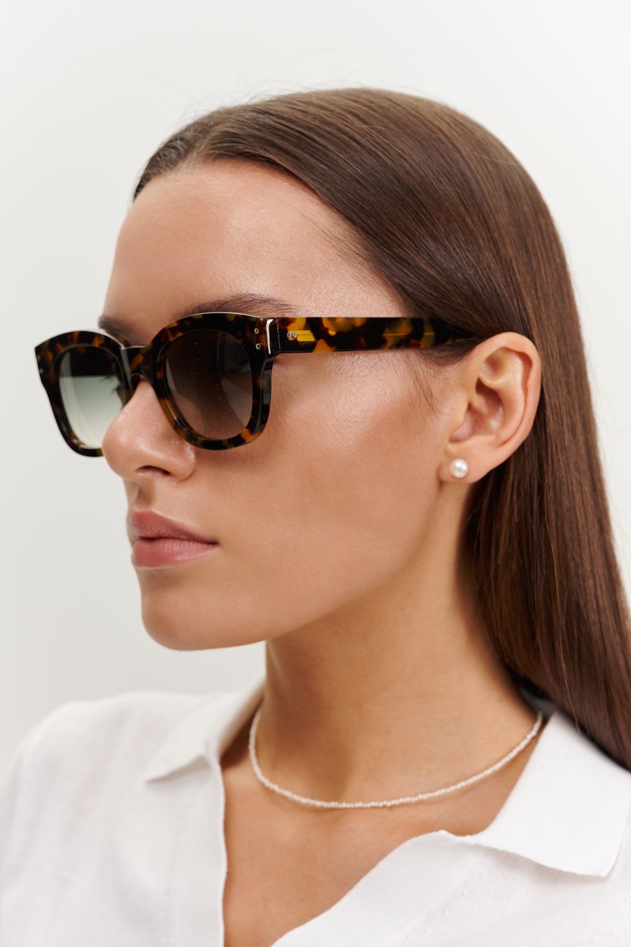 ANTICA OCCHIALERIA Солнцезащитные очки CAINE в полупрозрачной оправе насыщенного окраса под черепаху и дымчато-зелеными линзами с эффектом деградэ.