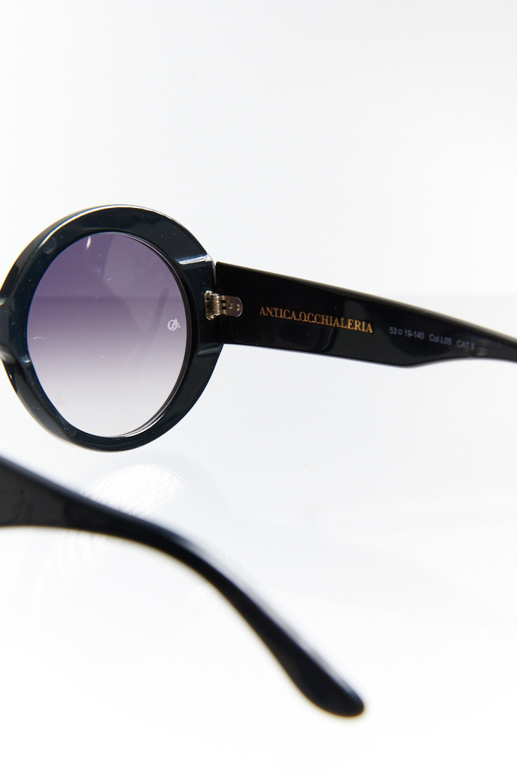 ANTICA OCCHIALERIA Солнцезащитные очки GRETA в оправе насыщенного черного цвета и затемненными линзами с эффектом деградэ.