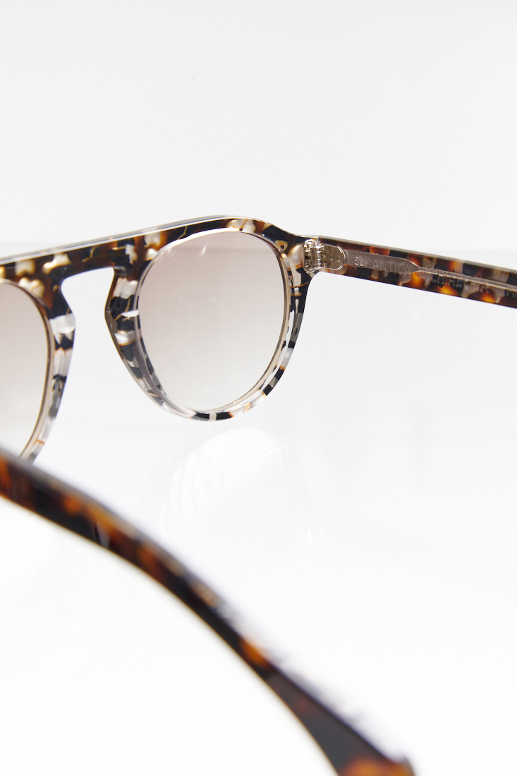 ANTICA OCCHIALERIA Солнцезащитные очки MILLER в оправе окраса под черепаху и полупрозрачными дымчатыми линзами.