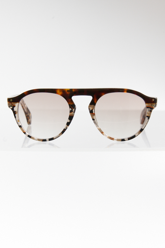 ANTICA OCCHIALERIA Солнцезащитные очки MILLER в оправе окраса под черепаху и полупрозрачными дымчатыми линзами.