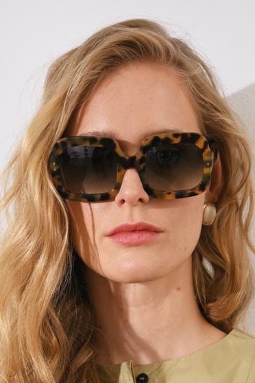 ANTICA OCCHIALERIA Солнцезащитные очки EVA в квадратной полупрозрачной оправе окраса под черепаху и зеленоватыми линзами.