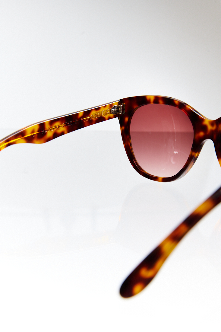 ANTICA OCCHIALERIA Солнцезащитные очки TIFFANY в оправе насыщенно-шоколадного окраса под черепаху и линзами оттенка клубники.