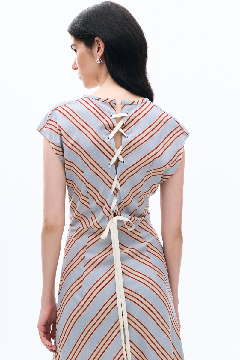 TELA Платье приталенного кроя со шнуровкой по спине из струящейся ткани с рисунком в полоску