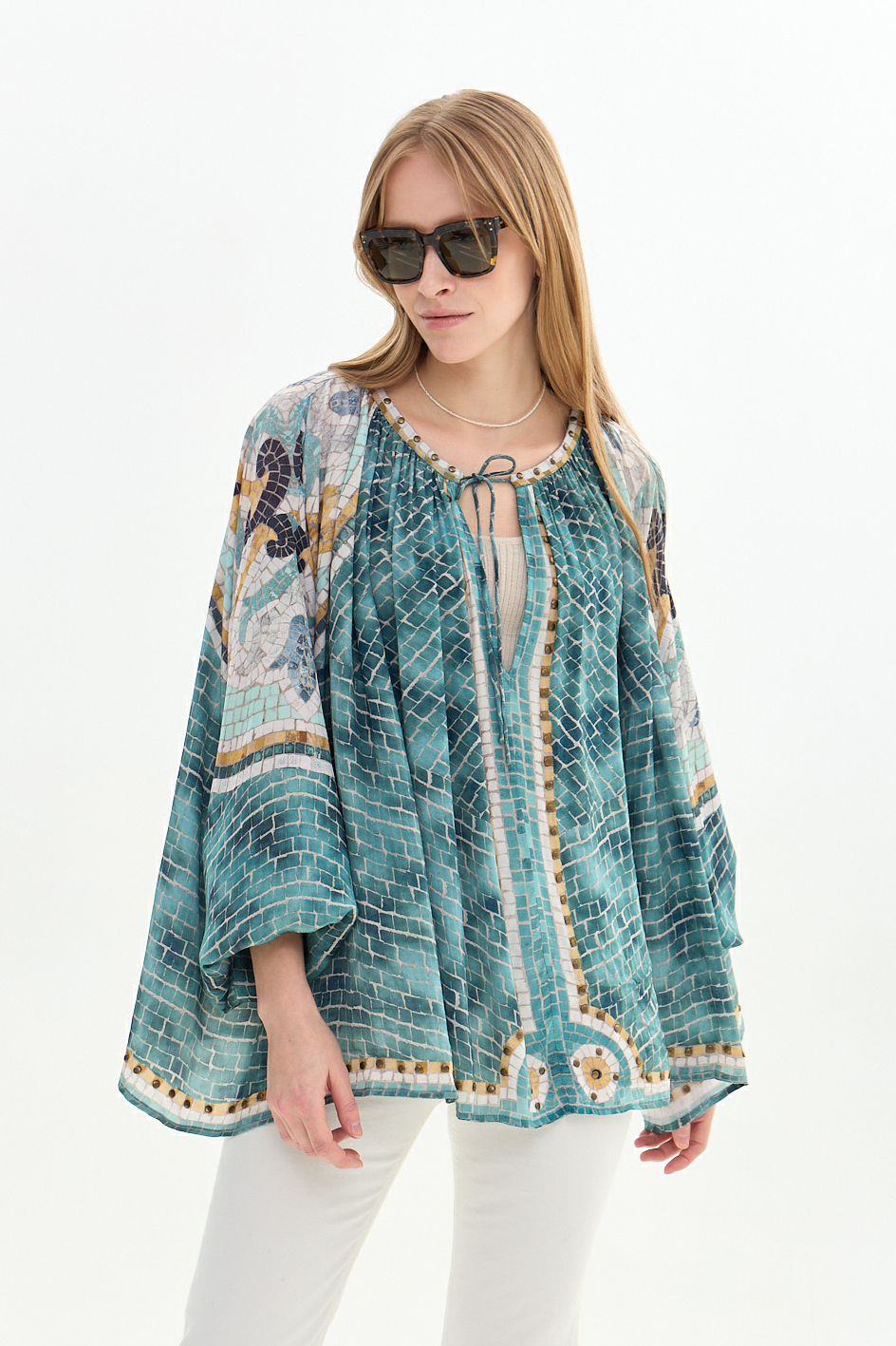 MES DEMOISELLES PARIS Блуза струящегося силуэта с V-вырезом и рукавами-буфами из креповой вискозы в лазурно-голубой мозаичный узор