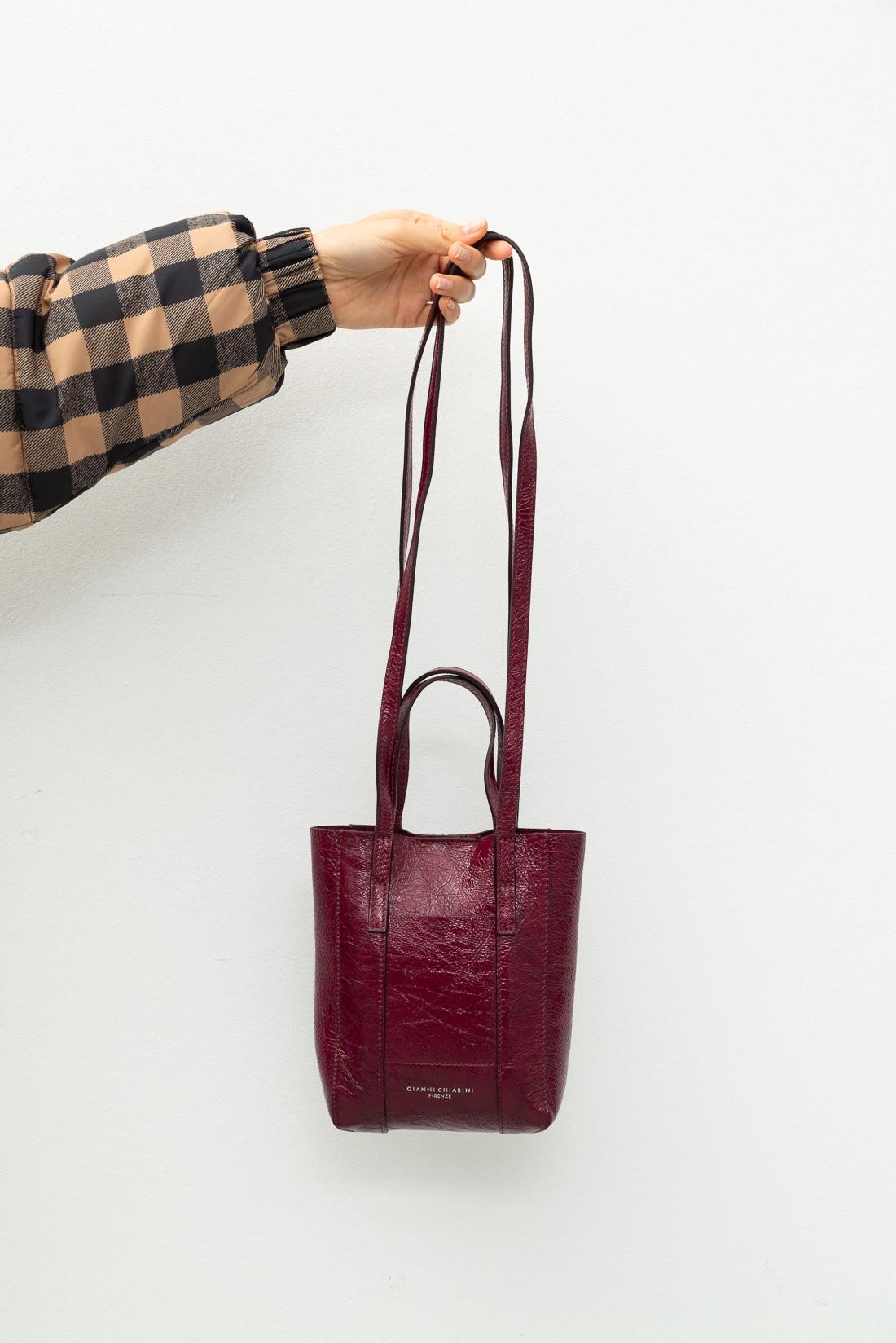 GIANNI CHIARINI Сумочка-мини SUPERLIGHT с двумя видами ручек и накладным карманом из лаковой кожи винного оттенка