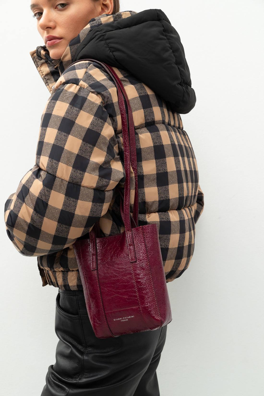 GIANNI CHIARINI Сумочка-мини SUPERLIGHT с двумя видами ручек и накладным карманом из лаковой кожи винного оттенка