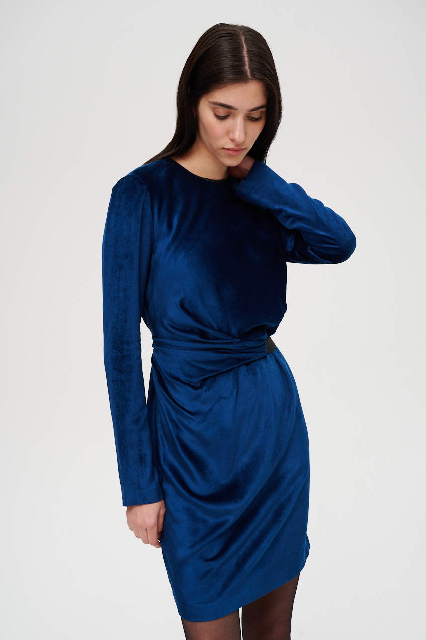 TELA Платье средней длины с поясом и драпировкой по линии талии из шелковистого велюра оттенка royal blue