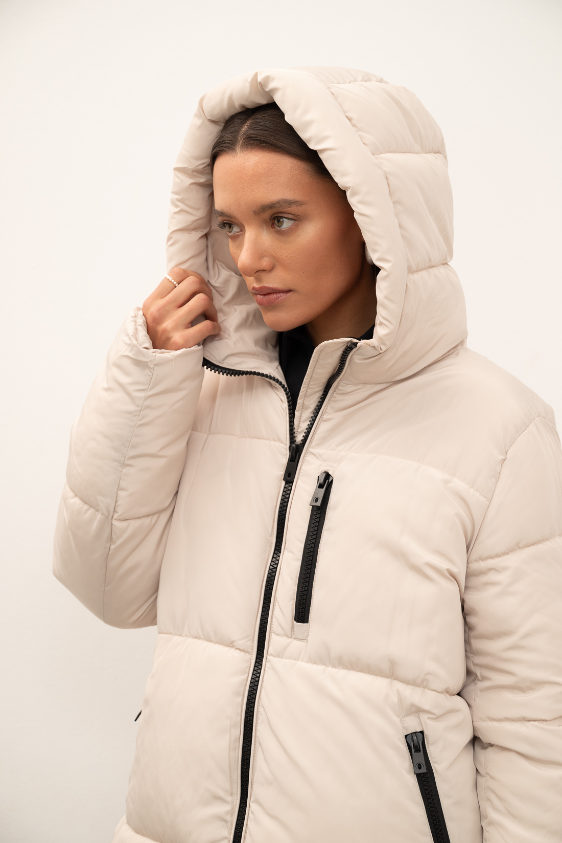 OTTOD'AME Пуховик средней длины с прямой стежкой и объемным капюшоном в оттенке экрю