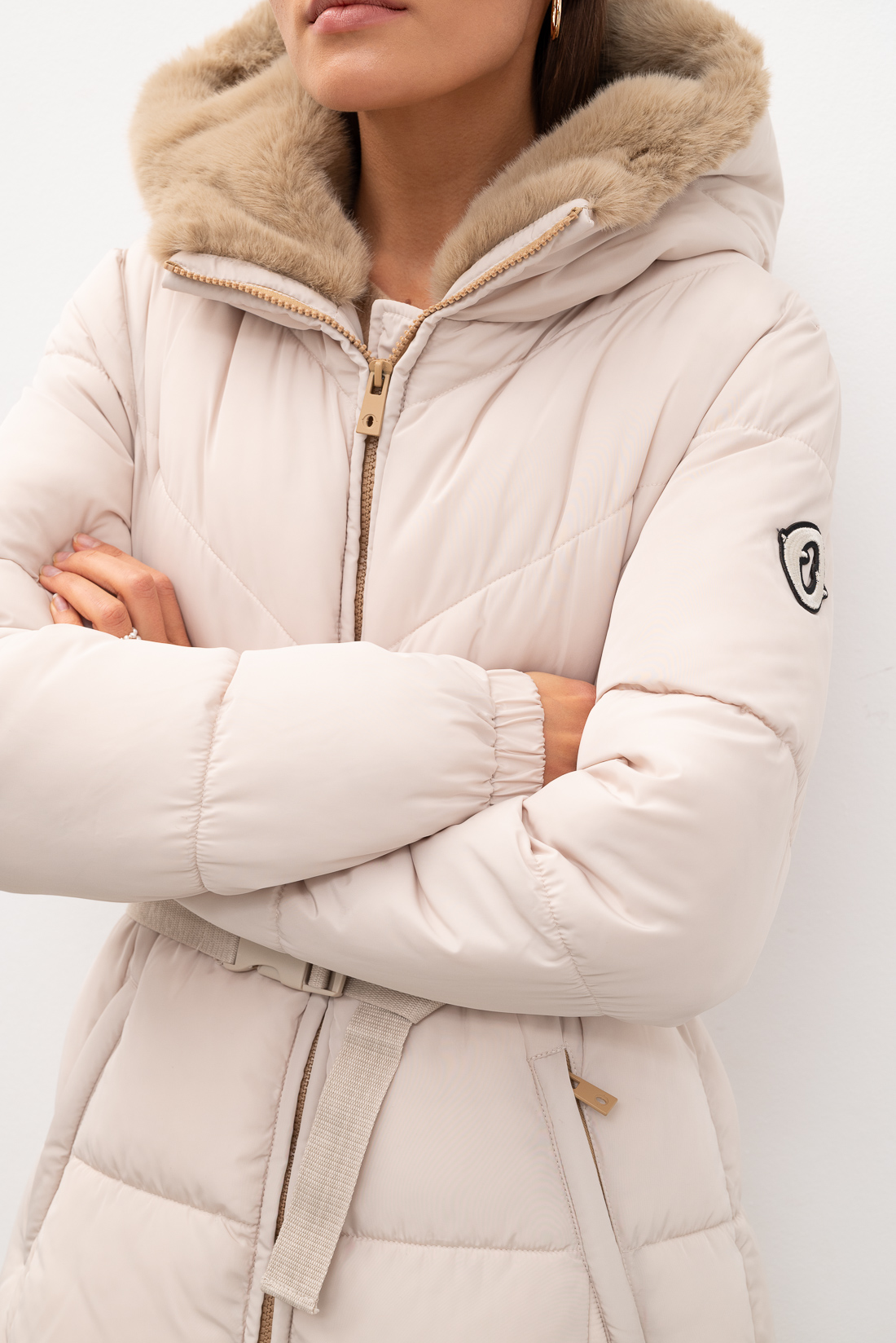 OTTOD'AME Пуховик длины макси из нейлона оттенка экрю с объемным капюшоном с отделкой из эко-меха