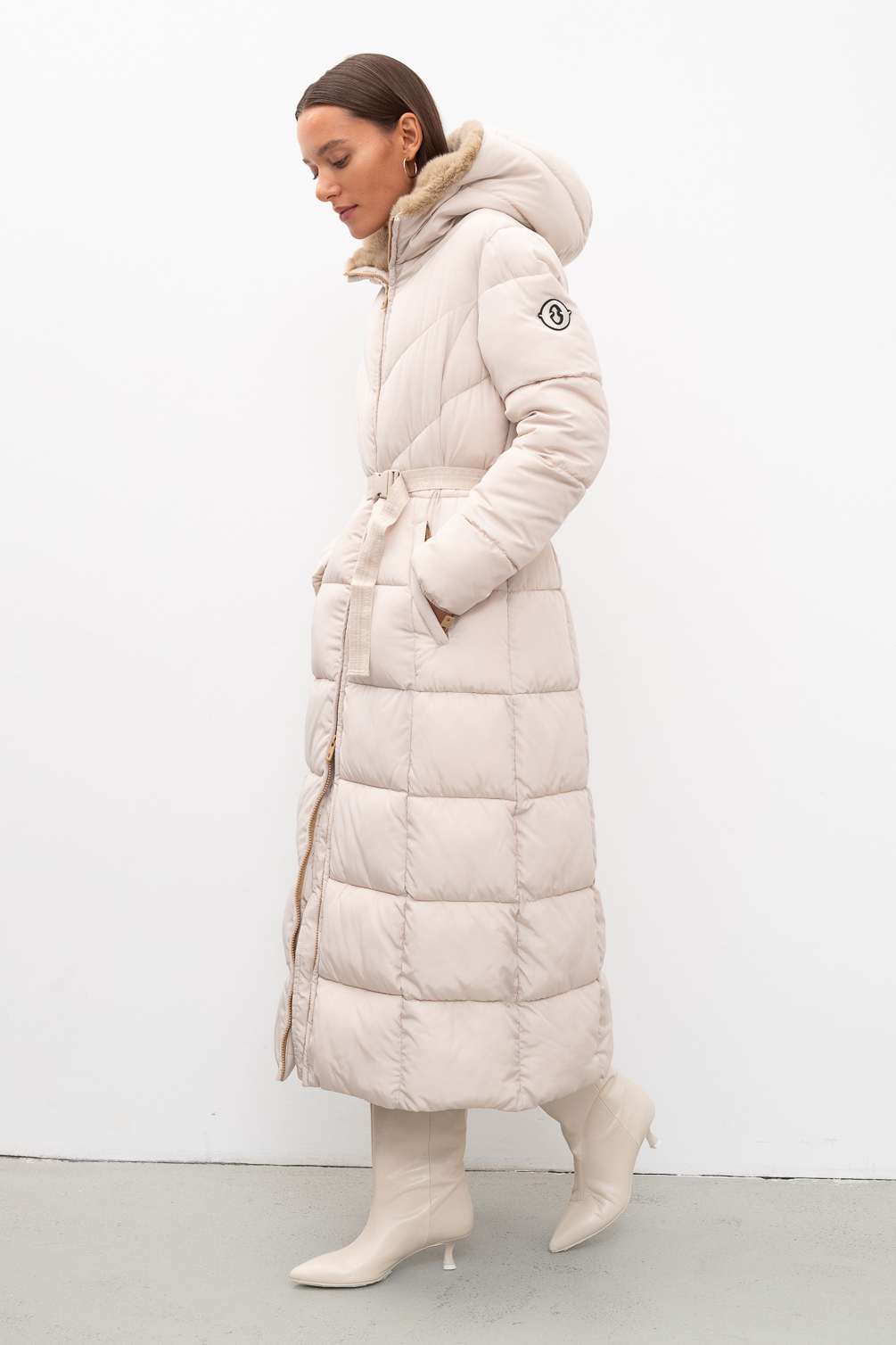 OTTOD'AME Пуховик длины макси из нейлона оттенка экрю с объемным капюшоном с отделкой из эко-меха