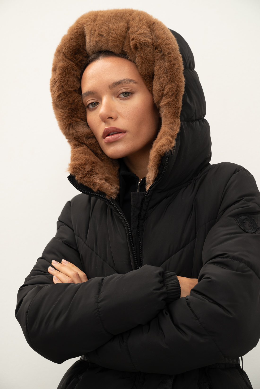 OTTOD'AME Пуховик длины макси из нейлона черного цвета с объемным капюшоном с отделкой из эко-меха