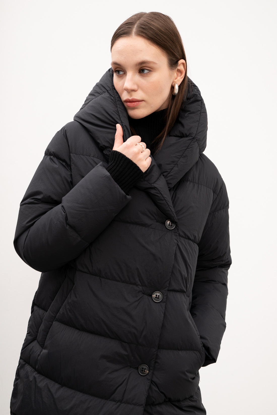 LEMPELIUS Пуховик на пуговицах с объемным капюшоном из нейлона креповой текстуры в черном цвете