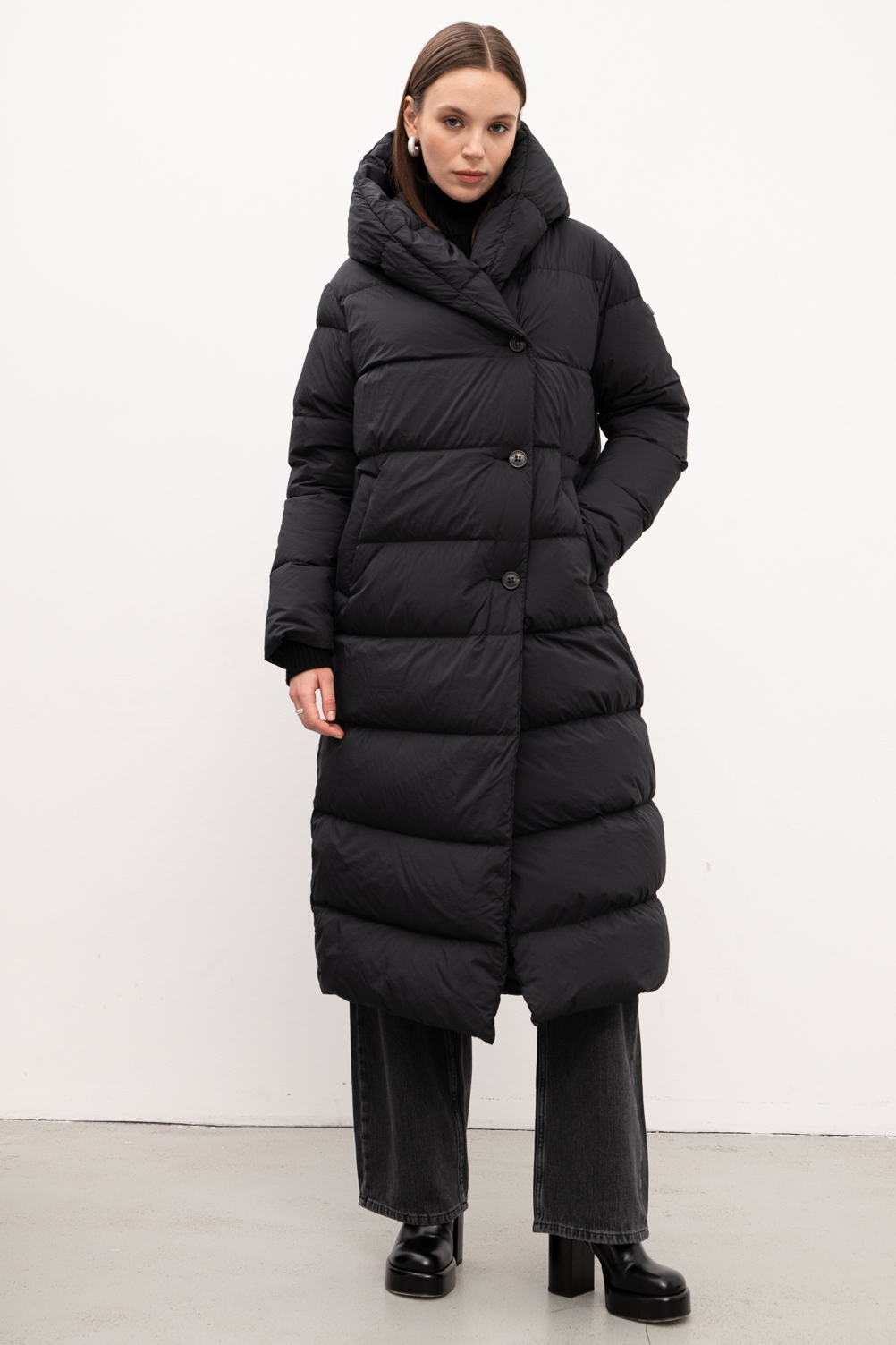 LEMPELIUS Пуховик на пуговицах с объемным капюшоном из нейлона креповой текстуры в черном цвете