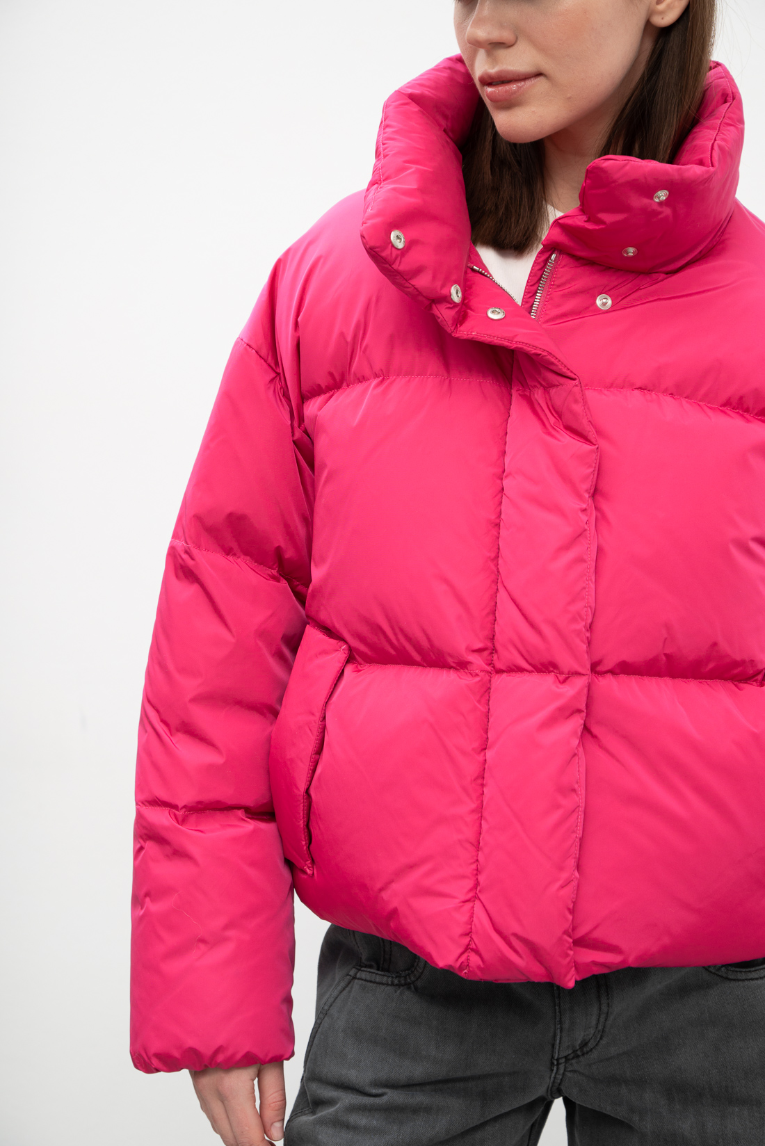 LEMPELIUS Пуховик-кроп с воротником-стойкой из матового нейлона ярко-малинового оттенка