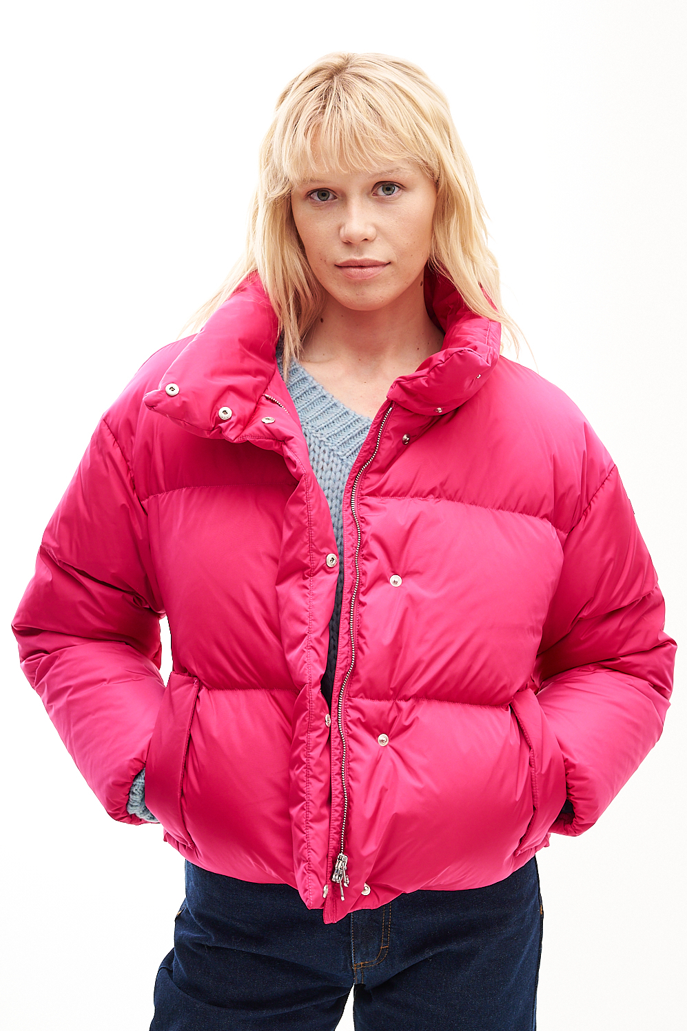 LEMPELIUS Пуховик-кроп с воротником-стойкой из матового нейлона ярко-малинового оттенка