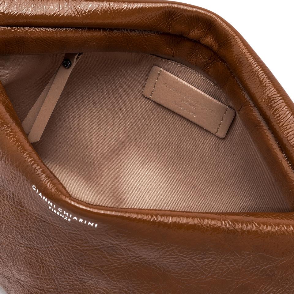 GIANNI CHIARINI Клатч трапециевидной формы из лаковой мятой кожи оттенка корицы.