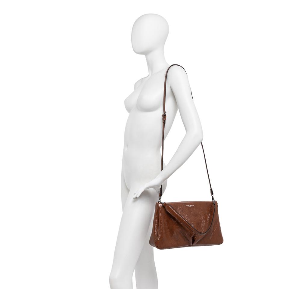 GIANNI CHIARINI Клатч трапециевидной формы из лаковой мятой кожи оттенка корицы.