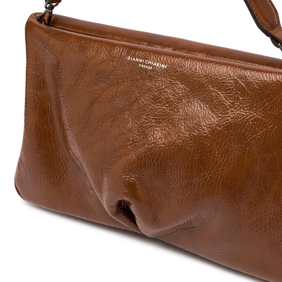 GIANNI CHIARINI Клатч трапециевидной формы из лаковой мятой кожи оттенка корицы.