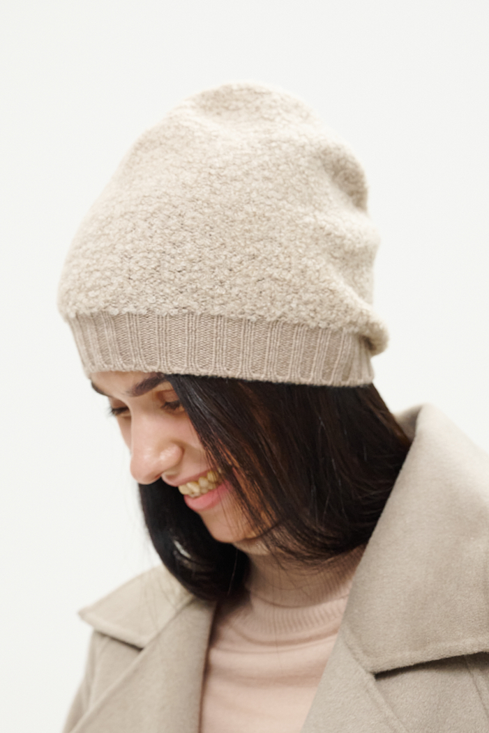LE TRICOT PERUGIA Шапка-бинни из бленда премиальных фактур шерсти, кашемира и шелка в фактуре букле оттенка беж.