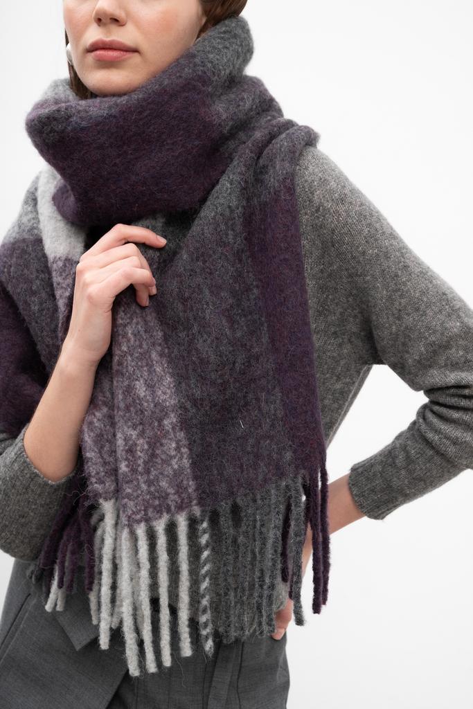 LE TRICOT PERUGIA Шарф объемный из шерсти альпака с рисунком в крупную клетку фиолетово-серый.