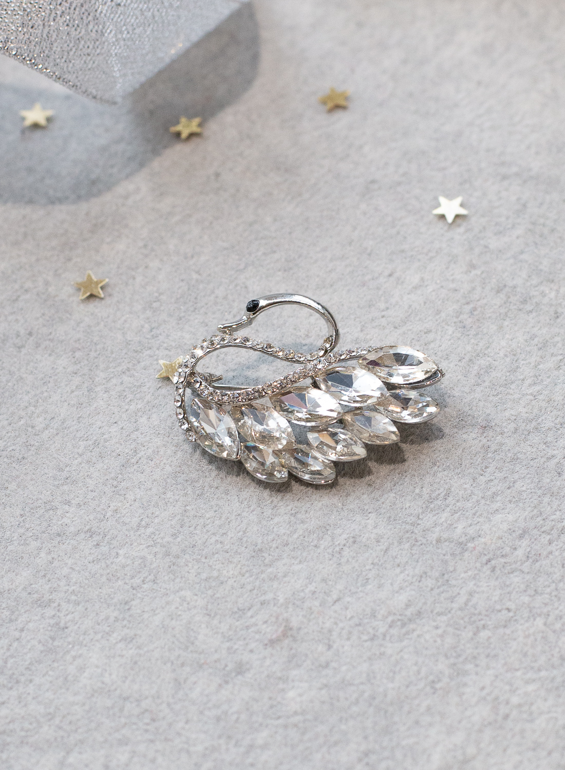 SABRINA SALIMBENI Брошь-лебедь с кристаллами в ассортименте