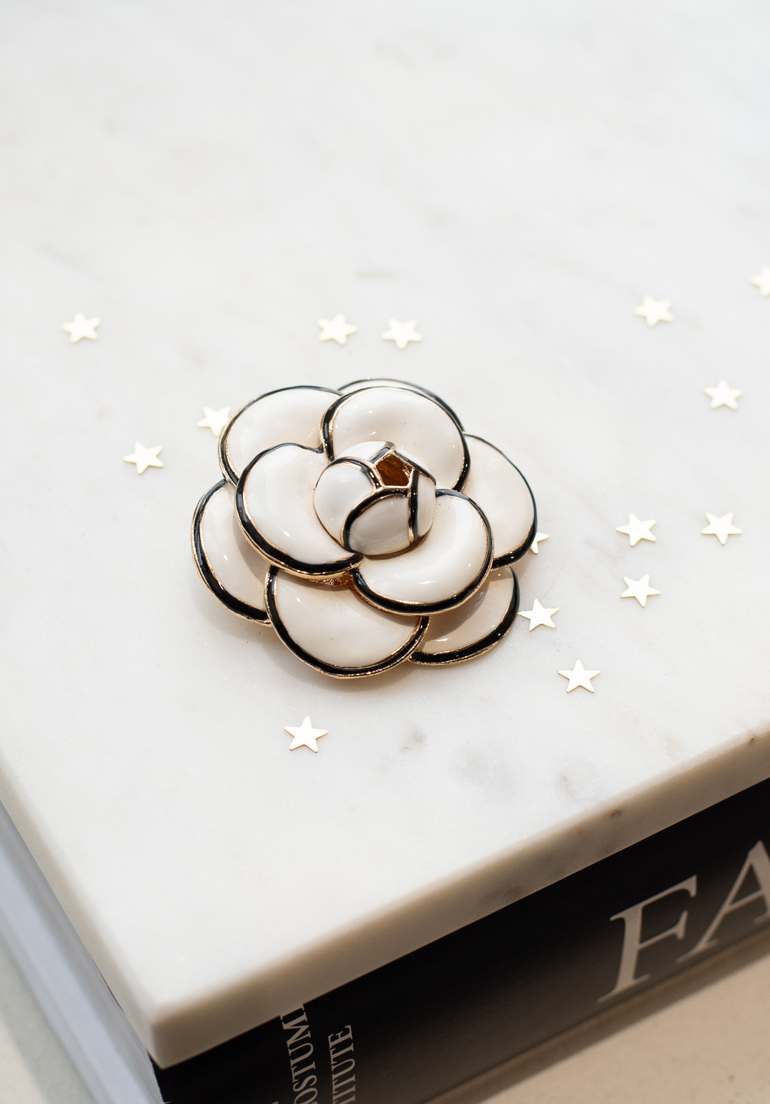 SABRINA SALIMBENI Брошь-булавка в стиле CHANEL