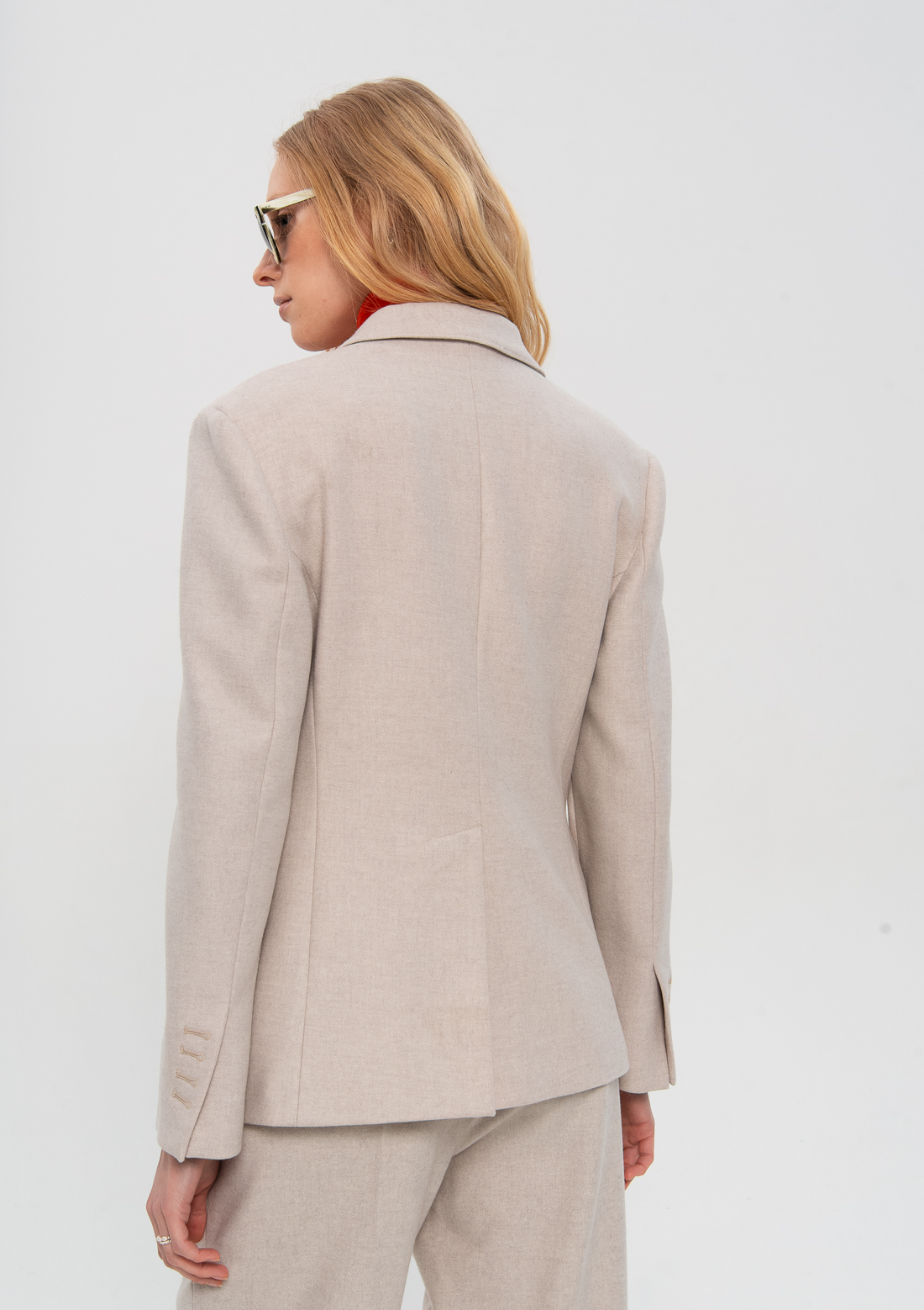 TELA Жакет приталенного кроя с широкими лацканами из премиальной фланелевой шерсти в бежевом оттенке