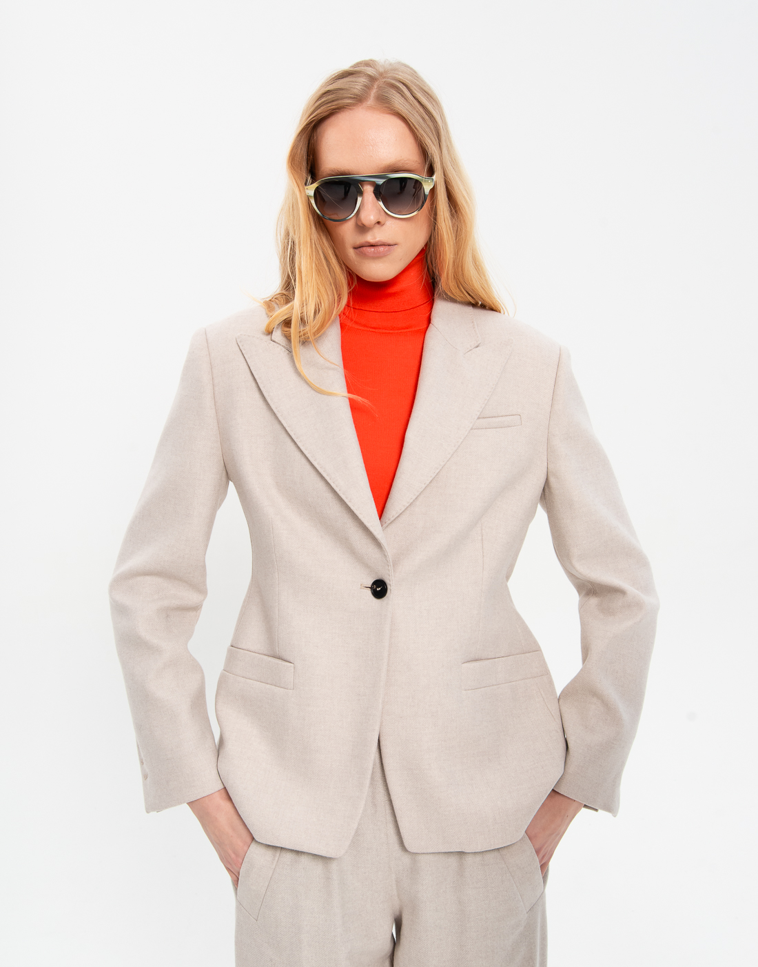 TELA Жакет приталенного кроя с широкими лацканами из премиальной фланелевой шерсти в бежевом оттенке