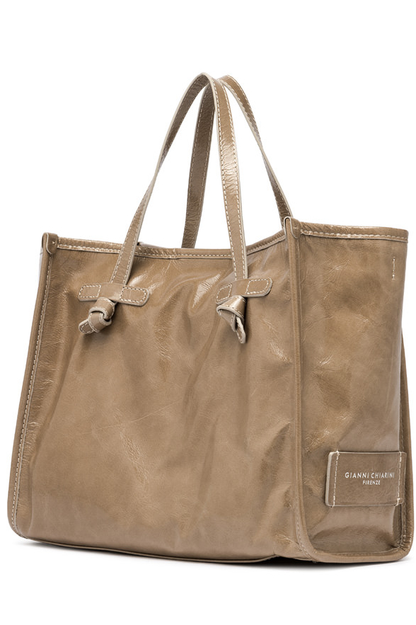 GIANNI CHIARINI Сумка-тоут Marcella 32 из лаковой кожи песочного оттенка