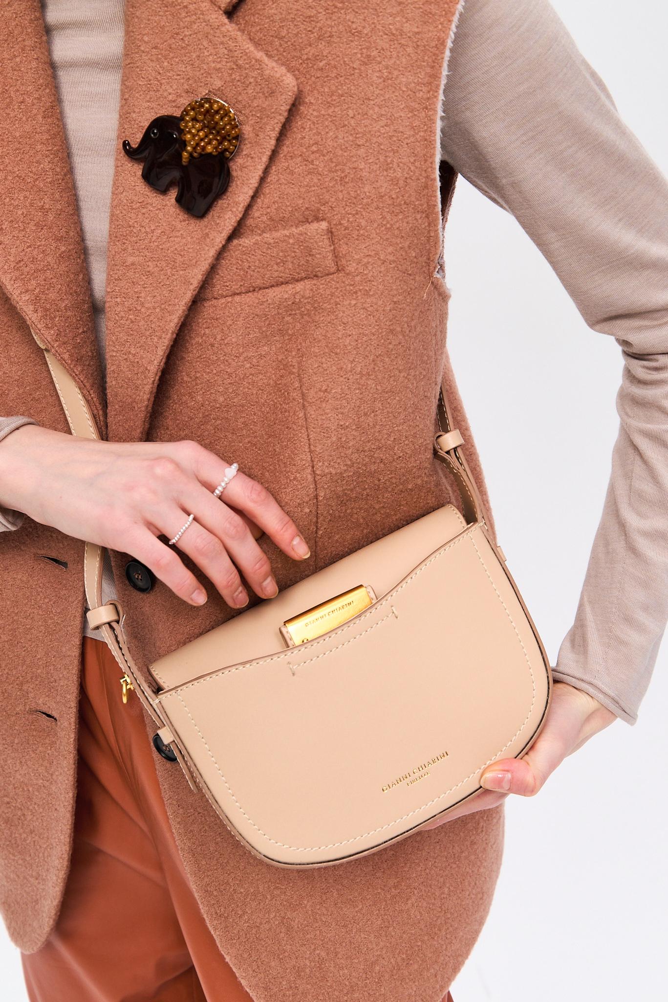 GIANNI CHIARINI Premium Сумка в форме седла с латунной деталью Sandy в кремовом оттенке