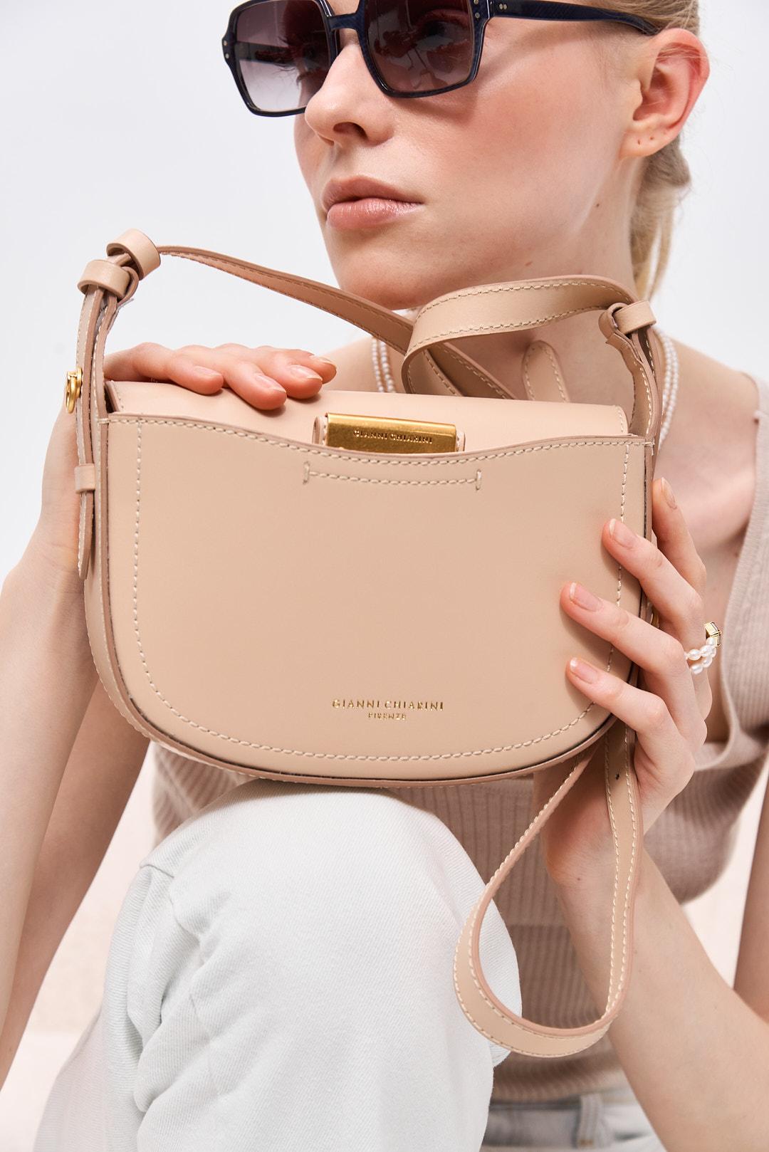 GIANNI CHIARINI Premium Сумка в форме седла с латунной деталью Sandy в кремовом оттенке