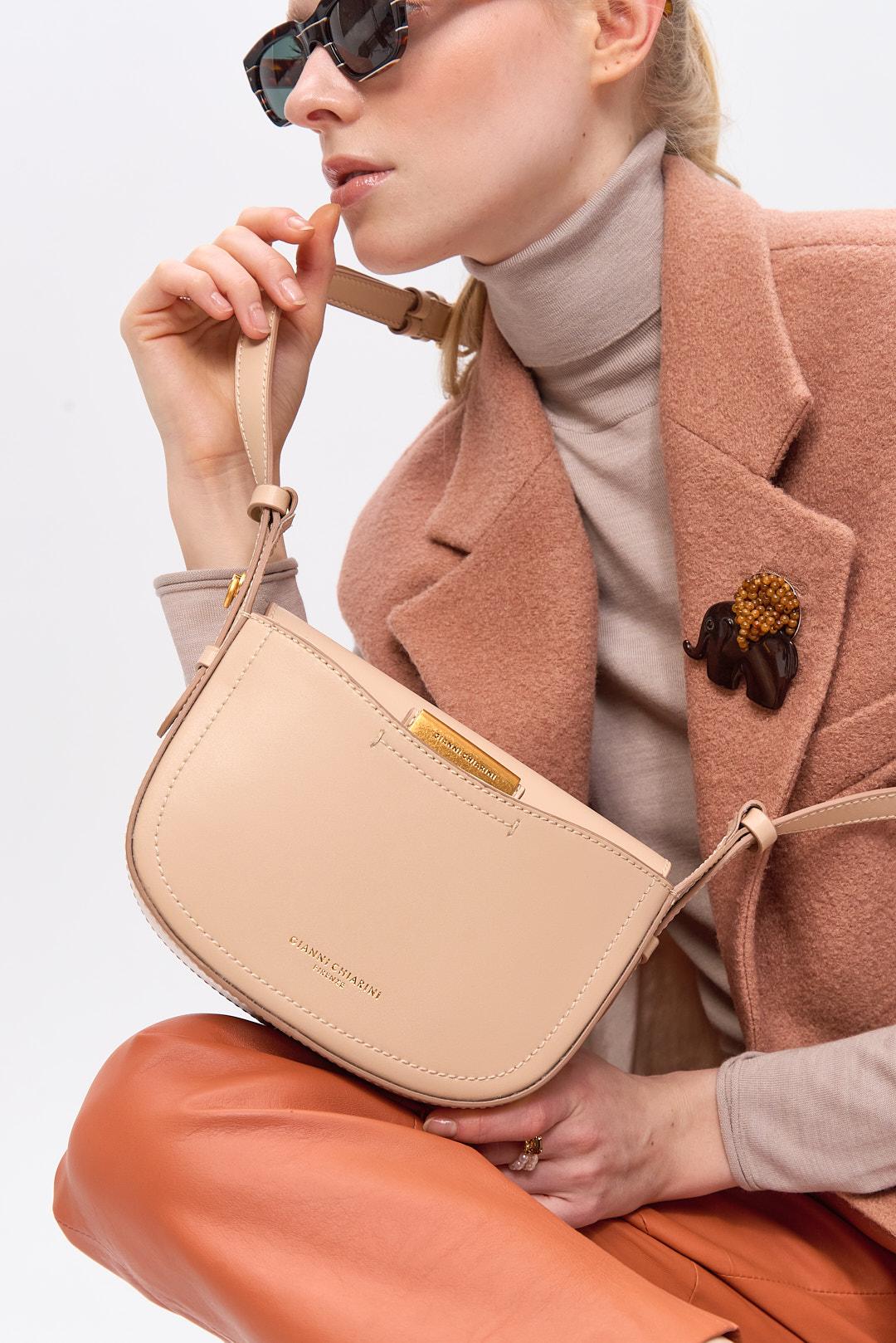 GIANNI CHIARINI Premium Сумка в форме седла с латунной деталью Sandy в кремовом оттенке