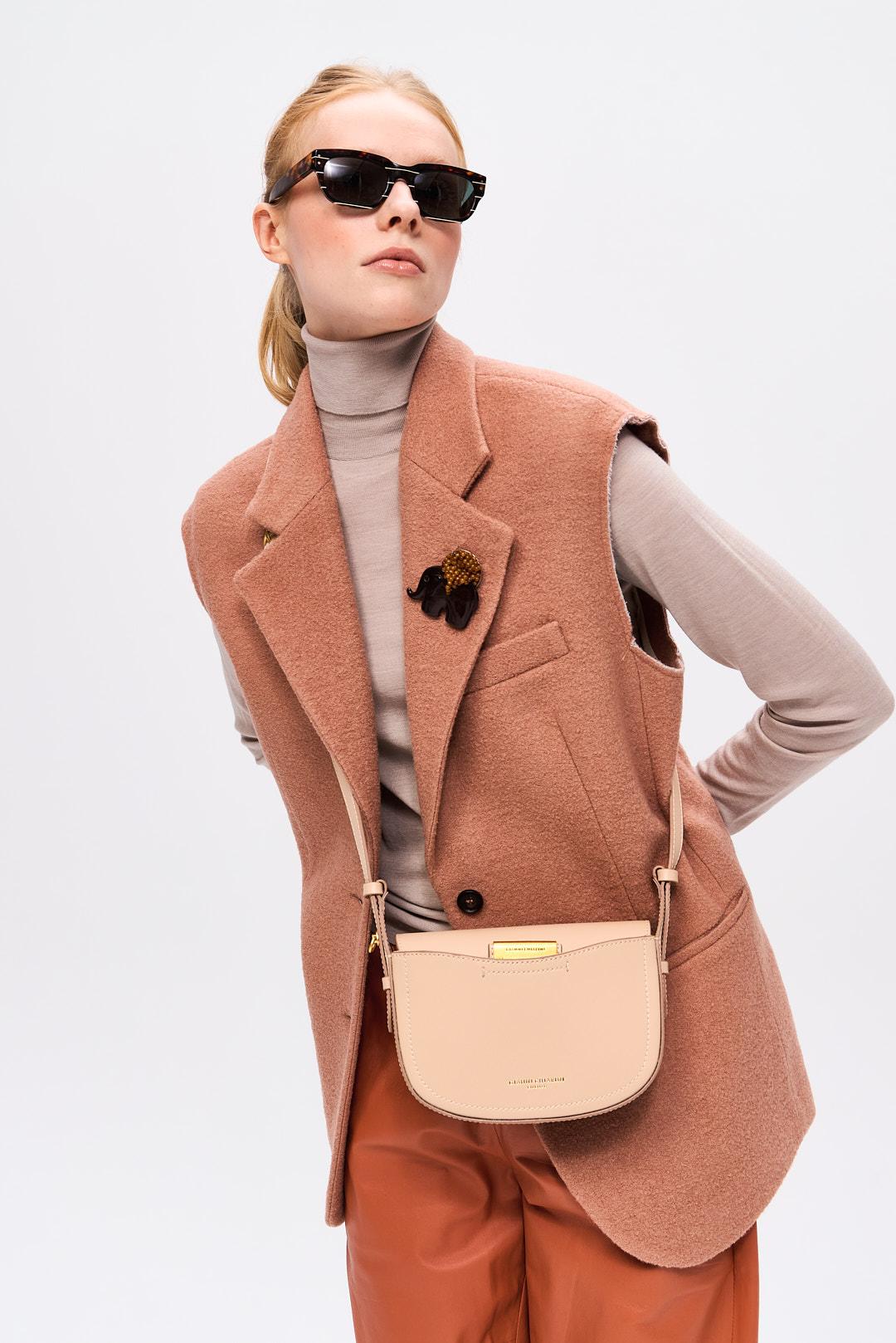GIANNI CHIARINI Premium Сумка в форме седла с латунной деталью Sandy в кремовом оттенке