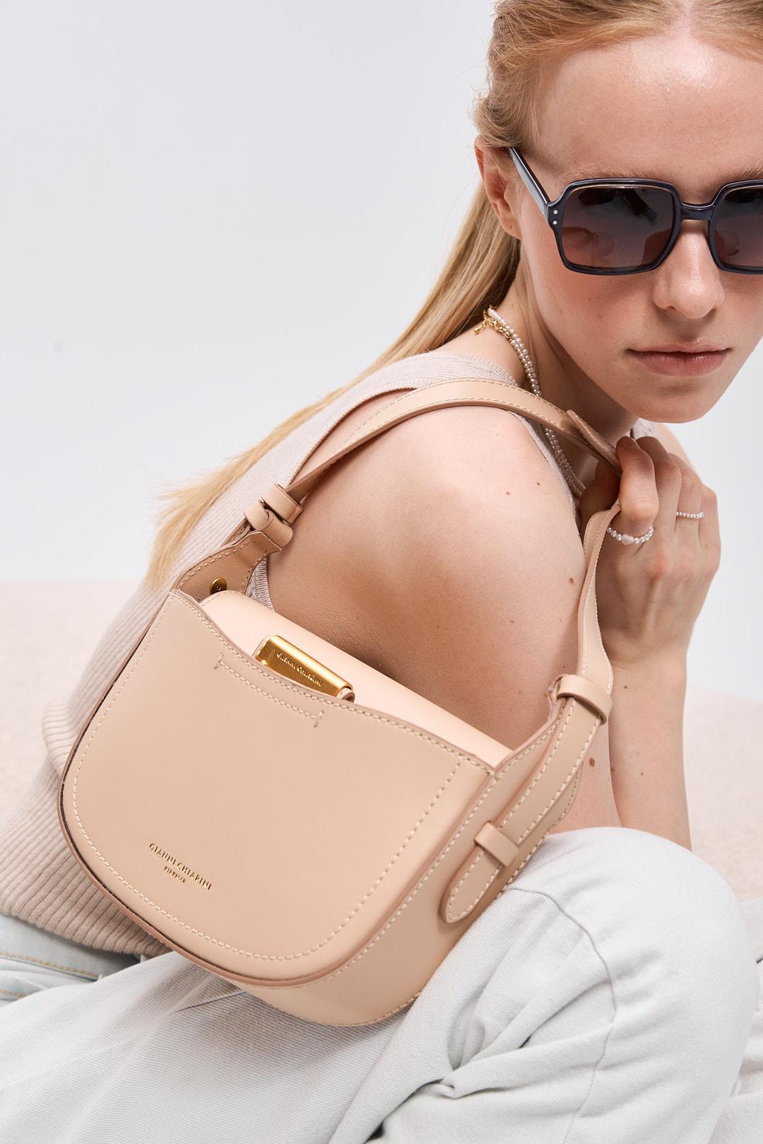 GIANNI CHIARINI Premium Сумка в форме седла с латунной деталью Sandy в кремовом оттенке