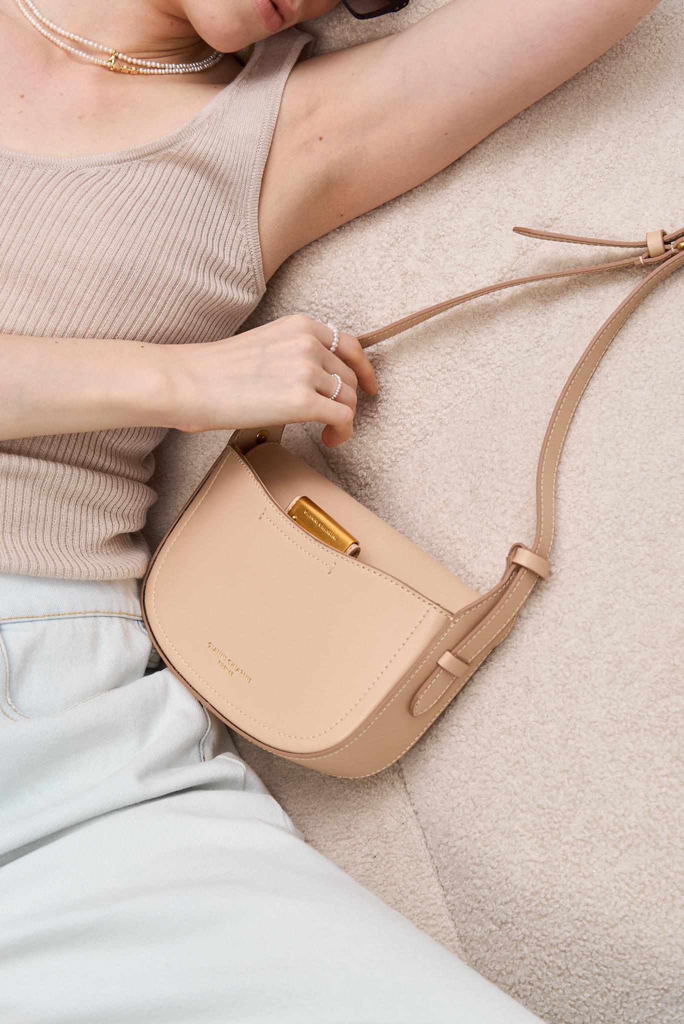 GIANNI CHIARINI Premium Сумка в форме седла с латунной деталью Sandy в кремовом оттенке