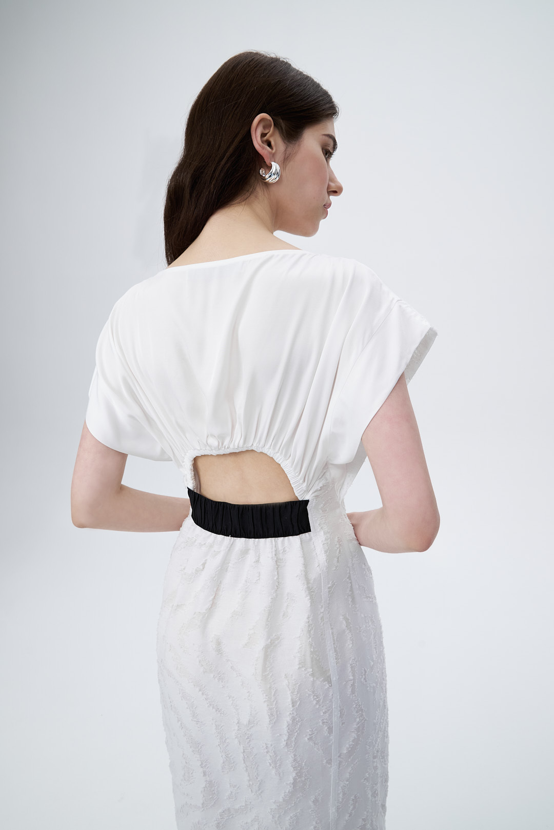 TELA Платье с внешними вытачками на талии из белоснежной ткани филькупе