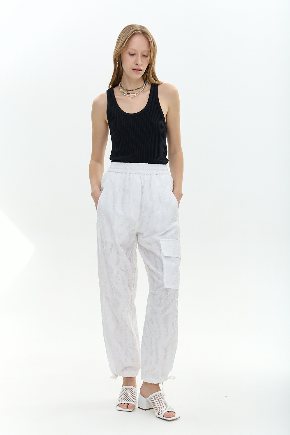 TELA Брюки-карго на широком поясе из белоснежной ткани филькупе