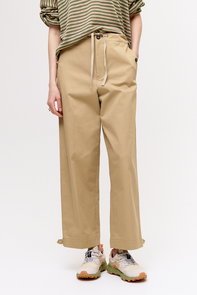 TELA Брюки из габардина оттенка кэмел на поясе-шнурке