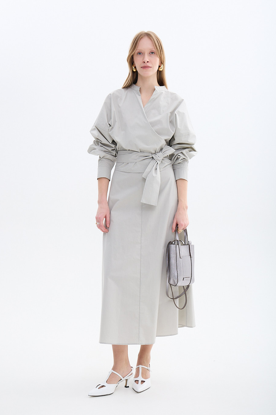 TELA Платье длины миди на запах из поплина серо-жемчужного оттенка