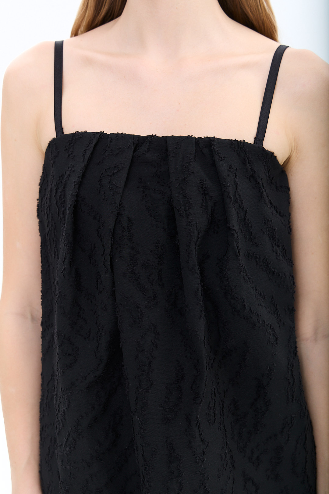 TELA Платье-кокон на тонких бретелях из фактурной ткани филькупе