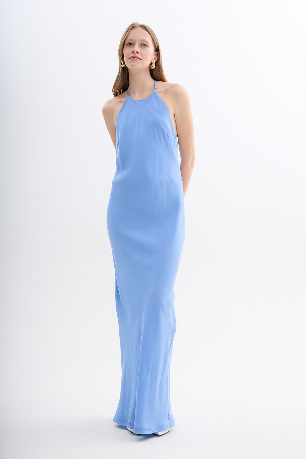 TELA Платье с американской проймой из атласной вискозы небесно-голубого оттенка