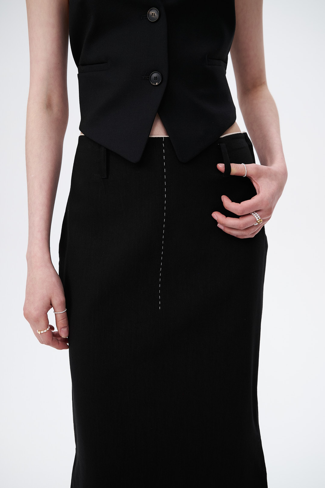 TELA Юбка-туба с боковыми разрезами из бленда органического льна и вискозы в черном цвете