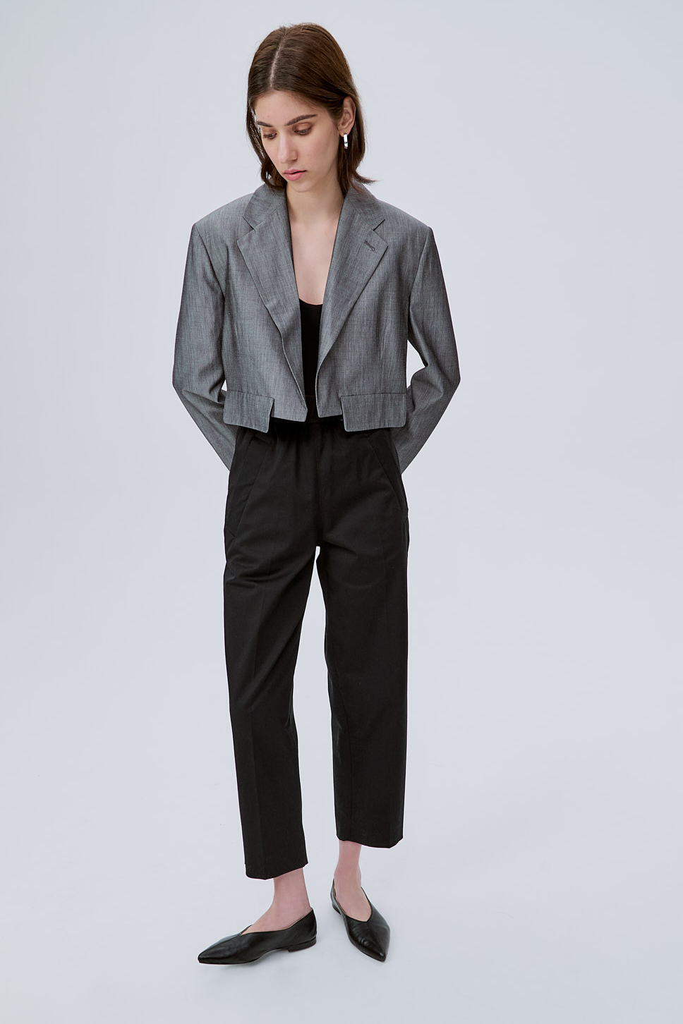 TELA Брюки KILO на эластичном поясе с боковыми карманами из габардина в черном цвете